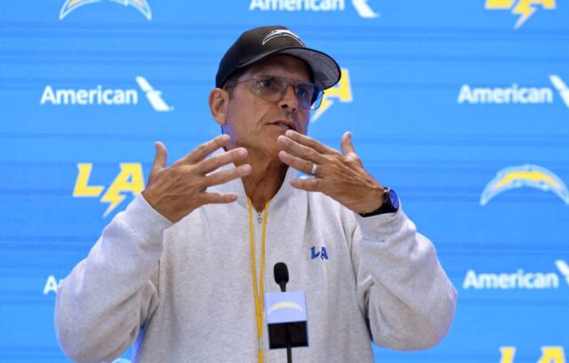 EL SEGUNDO, CALIFÓRNIA - 29 DE JULHO: O técnico Jim Harbaugh, do Los Angeles Chargers, fala durante uma entrevista coletiva após uma sessão de treinamento no The Bolt em 29 de julho de 2024 em El Segundo, Califórnia. 