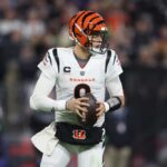 BALTIMORE, MARYLAND - 16 DE NOVEMBRO: Joe Burrow # 9 do Cincinnati Bengals tenta passar contra o Baltimore Ravens durante o segundo quarto do jogo no M&T Bank Stadium em 16 de novembro de 2023 em Baltimore, Maryland.