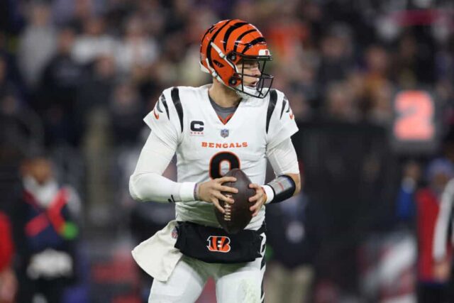 BALTIMORE, MARYLAND - 16 DE NOVEMBRO: Joe Burrow # 9 do Cincinnati Bengals tenta passar contra o Baltimore Ravens durante o segundo quarto do jogo no M&T Bank Stadium em 16 de novembro de 2023 em Baltimore, Maryland.