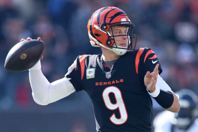 Joe Burrow # 9 do Cincinnati Bengals lança um passe durante o primeiro quarto contra o Houston Texans no Paycor Stadium em 12 de novembro de 2023 em Cincinnati, Ohio.