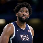 LILLE, FRANÇA - 03 DE AGOSTO: Joel Embiid nº 11 da equipe dos Estados Unidos observa durante um jogo da fase de grupos do grupo C de basquete masculino entre os Estados Unidos e Porto Rico no oitavo dia dos Jogos Olímpicos de Paris 2024 no Stade Pierre Mauroy em 03 de agosto , 2024 em Lille, França.