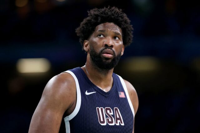 LILLE, FRANÇA - 03 DE AGOSTO: Joel Embiid nº 11 da equipe dos Estados Unidos observa durante um jogo da fase de grupos do grupo C de basquete masculino entre os Estados Unidos e Porto Rico no oitavo dia dos Jogos Olímpicos de Paris 2024 no Stade Pierre Mauroy em 03 de agosto , 2024 em Lille, França. 