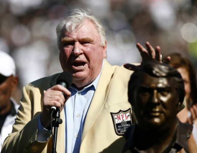 John Madden bate no busto durante sua cerimônia no Hall da Fama antes do jogo, quando o Oakland Raiders derrotou o Arizona Cardinals por um placar de 22 a 9 no McAfee Coliseum, Oakland, Califórnia, 22 de outubro de 2006.