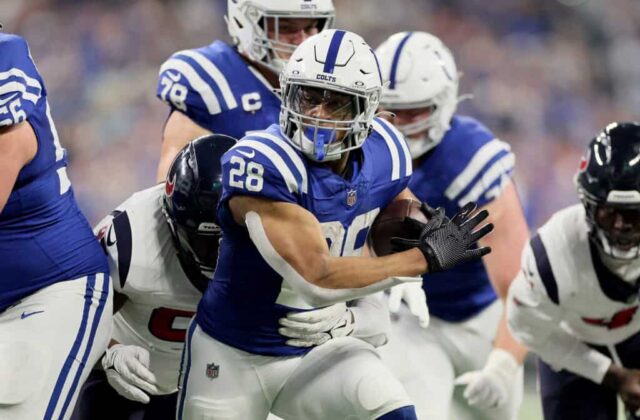 INDIANÁPOLIS, INDIAN - 06 DE JANEIRO: Jonathan Taylor nº 28 do Indianapolis Colts corre com a bola durante o jogo contra o Houston Texans no Lucas Oil Stadium em 06 de janeiro de 2024 em Indianápolis, Indiana.