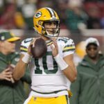 SANTA CLARA, CALIFÓRNIA - 20 DE JANEIRO: Jordan Love nº 10 do Green Bay Packers se aquece antes dos Playoffs Divisionais da NFC contra o San Francisco 49ers no Levi's Stadium em 20 de janeiro de 2024 em Santa Clara, Califórnia.