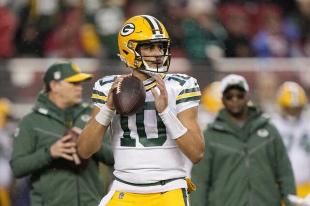 SANTA CLARA, CALIFÓRNIA - 20 DE JANEIRO: Jordan Love nº 10 do Green Bay Packers se aquece antes dos Playoffs Divisionais da NFC contra o San Francisco 49ers no Levi's Stadium em 20 de janeiro de 2024 em Santa Clara, Califórnia.