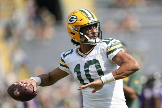 GREEN BAY, WISCONSIN - 24 DE AGOSTO: Jordan Love nº 10 do Green Bay Packers se aquece antes de um jogo de pré-temporada contra o Baltimore Ravens no Lambeau Field em 24 de agosto de 2024 em Green Bay, Wisconsin.