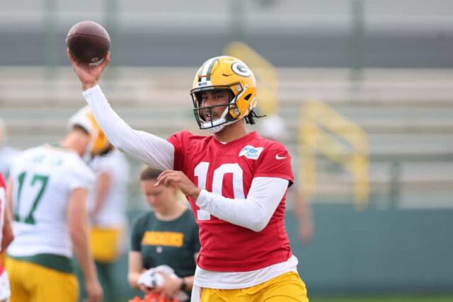 GREEN BAY, WISCONSIN - 04 DE JUNHO: Jordan Love # 10 do Green Bay Packers participa de treinos durante o Minicamp do Green Bay Packers no Ray Nitschke Field em 04 de junho de 2024 em Green Bay, Wisconsin. 