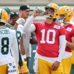 GREEN BAY, WISCONSIN - 04 DE JUNHO: Jordan Love # 10 do Green Bay Packers participa de treinos durante o Minicamp do Green Bay Packers no Ray Nitschke Field em 04 de junho de 2024 em Green Bay, Wisconsin.