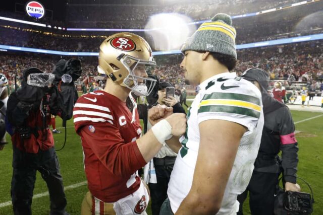 SANTA CLARA, CALIFÓRNIA - 20 DE JANEIRO: Brock Purdy nº 13 do San Francisco 49ers cumprimenta Jordan Love nº 10 do Green Bay Packers depois que o 49ers derrotou o Packers por 24 a 21 nos playoffs divisionais da NFC no Levi's Stadium em 20 de janeiro de 2024 em Santa Clara, Califórnia. 