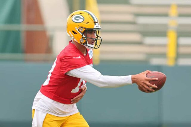 Jordan Love nº 10 do Green Bay Packers participa de uma sessão de treinos OTA no Don Hutson Center em 31 de maio de 2023 em Ashwaubenon, Wisconsin.