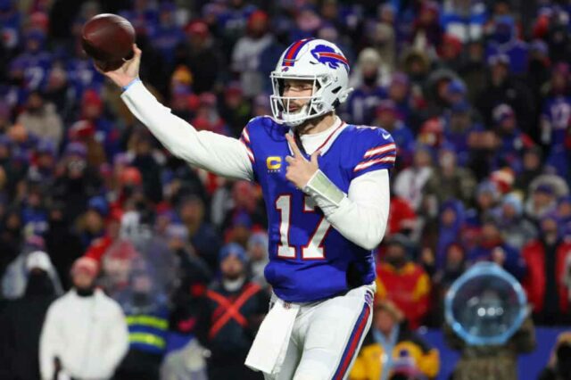 ORCHARD PARK, NOVA IORQUE - 21 DE JANEIRO: Josh Allen # 17 do Buffalo Bills lança um passe contra o Kansas City Chiefs no jogo AFC Divisional Playoff no Highmark Stadium em 21 de janeiro de 2024 em Orchard Park, Nova York.