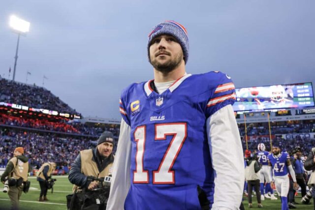 ORCHARD PARK, NOVA IORQUE - 31 DE DEZEMBRO: Josh Allen nº 17 do Buffalo Bills observa depois de um jogo contra o New England Patriots no Highmark Stadium em 31 de dezembro de 2023 em Orchard Park, Nova York