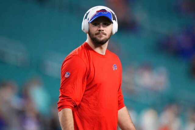 MIAMI GARDENS, FLÓRIDA - 07 DE JANEIRO: Josh Allen # 17 do Buffalo Bills se aquece antes de um jogo contra o Miami Dolphins no Hard Rock Stadium em 07 de janeiro de 2024 em Miami Gardens, Flórida.