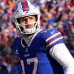 Josh Allen, nº 17 do Buffalo Bills, entra em campo antes de um jogo contra o Miami Dolphins no jogo de playoff do AFC Wild Card no Highmark Stadium em 15 de janeiro de 2023 em Orchard Park, Nova York.