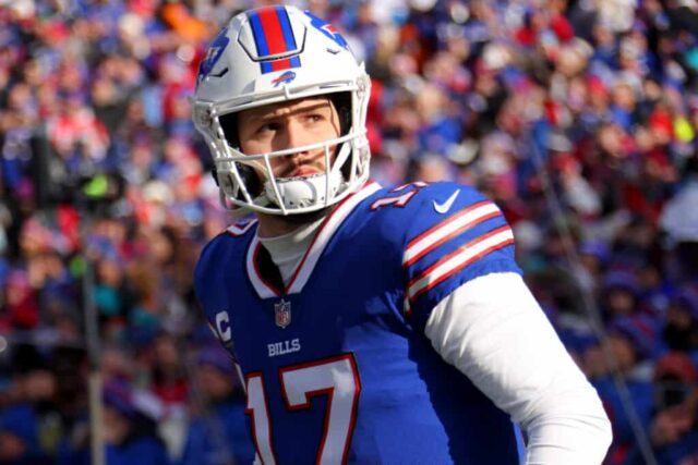 Josh Allen, nº 17 do Buffalo Bills, entra em campo antes de um jogo contra o Miami Dolphins no jogo de playoff do AFC Wild Card no Highmark Stadium em 15 de janeiro de 2023 em Orchard Park, Nova York.