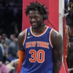 Julius Randle, número 30 do New York Knicks, sorri durante uma entrevista após a vitória dos Knicks contra o Washington Wizards na Capital One Arena em 24 de fevereiro de 2023 em Washington, DC. NOTA AO USUÁRIO: O Usuário reconhece e concorda expressamente que, ao baixar e/ou usar esta fotografia, o Usuário está concordando com os termos e condições do Contrato de Licença da Getty Images.