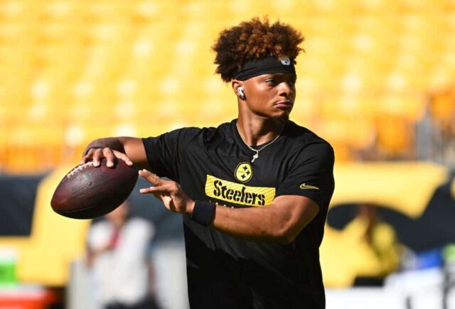 PITTSBURGH, PENSILVÂNIA - 9 DE AGOSTO: Justin Fields # 2 do Pittsburgh Steelers se aquece antes do jogo de pré-temporada contra o Houston Texans no Acrisure Stadium em 9 de agosto de 2024 em Pittsburgh, Pensilvânia.