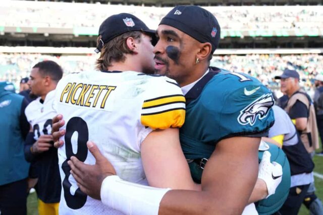 FILADÉLFIA, PENSILVÂNIA - 30 DE OUTUBRO: Kenny Pickett nº 8 do Pittsburgh Steelers e Jalen Hurts nº 1 do Philadelphia Eagles se encontram no meio-campo após o jogo no Lincoln Financial Field em 30 de outubro de 2022 na Filadélfia, Pensilvânia.