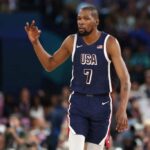 PARIS, FRANÇA - 10 DE AGOSTO: Kevin Durant nº 7 da equipe dos Estados Unidos reage após uma cesta de três pontos durante o jogo da medalha de ouro masculina entre a equipe da França e a equipe dos Estados Unidos no décimo quinto dia dos Jogos Olímpicos de Paris 2024 na Bercy Arena em 10 de agosto, 2024 em Paris, França.