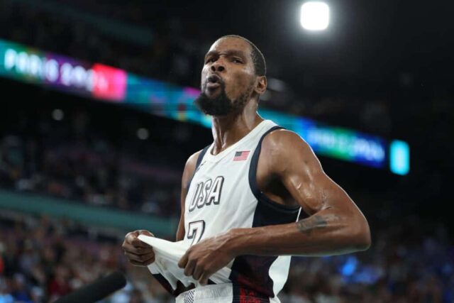 PARIS, FRANÇA - 08 DE AGOSTO: Kevin Durant nº 7 da equipe dos Estados Unidos reage após a vitória de sua equipe contra a equipe da Sérvia durante uma partida das semifinais de basquete masculino entre a equipe dos Estados Unidos e a equipe da Sérvia no décimo terceiro dia dos Jogos Olímpicos de Paris 2024 na Bercy Arena em agosto 08 de agosto de 2024 em Paris, França. 