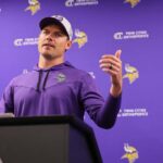 EAGAN, MINNESOTA - 04 DE JUNHO: O técnico principal do Minnesota Vikings, Kevin O'Connell, dirige-se à mídia em uma coletiva de imprensa anunciando uma extensão de contrato de quatro anos e US$ 140 milhões para Justin Jefferson # 18 no Twin Cities Orthopaedics Performance Center durante o minicampo obrigatório do Minnesota Vikings em 04 de junho , 2024 em Eagan, Minnesota