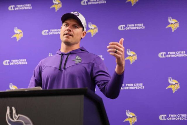 EAGAN, MINNESOTA - 04 DE JUNHO: O técnico principal do Minnesota Vikings, Kevin O'Connell, dirige-se à mídia em uma coletiva de imprensa anunciando uma extensão de contrato de quatro anos e US$ 140 milhões para Justin Jefferson # 18 no Twin Cities Orthopaedics Performance Center durante o minicampo obrigatório do Minnesota Vikings em 04 de junho , 2024 em Eagan, Minnesota