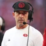 GLENDALE, ARIZONA - 17 DE DEZEMBRO: O técnico Kyle Shanahan do San Francisco 49ers observa durante a primeira metade de um jogo contra o Arizona Cardinals no State Farm Stadium em 17 de dezembro de 2023 em Glendale, Arizona.