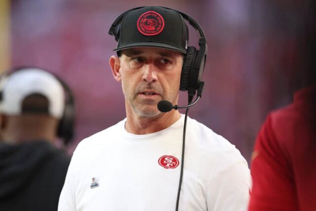 GLENDALE, ARIZONA - 17 DE DEZEMBRO: O técnico Kyle Shanahan do San Francisco 49ers observa durante a primeira metade de um jogo contra o Arizona Cardinals no State Farm Stadium em 17 de dezembro de 2023 em Glendale, Arizona.