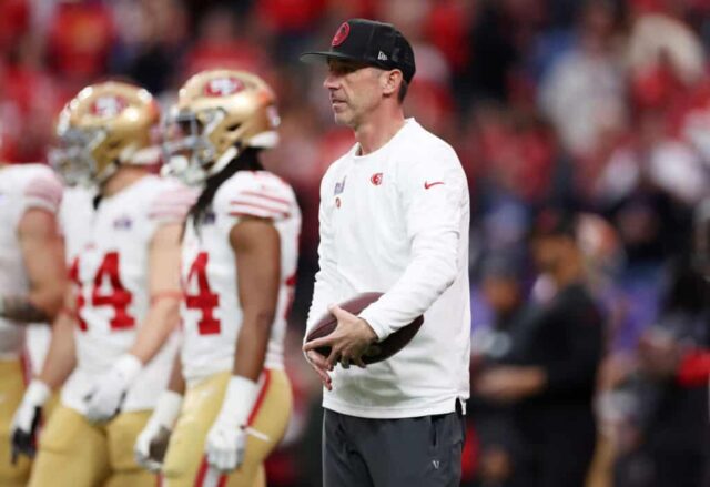 LAS VEGAS, NEVADA - 11 DE FEVEREIRO: O técnico Kyle Shanahan do San Francisco 49ers observa antes do Super Bowl LVIII contra o Kansas City Chiefs no Allegiant Stadium em 11 de fevereiro de 2024 em Las Vegas, Nevada. 