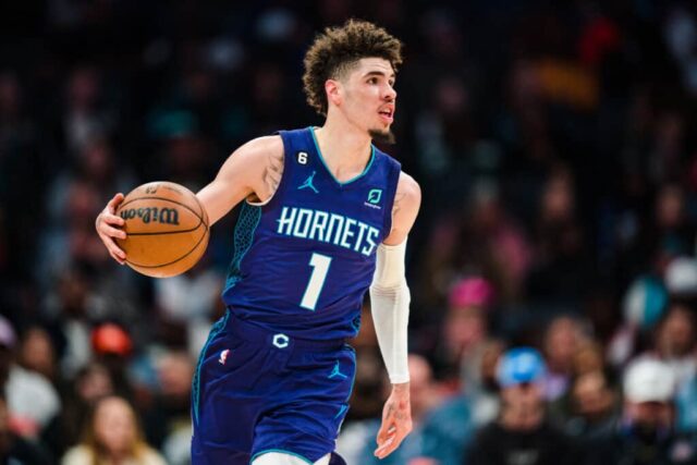 LaMelo Ball # 1 do Charlotte Hornets traz a bola para a quadra no primeiro quarto durante o jogo contra o Miami Heat no Spectrum Center em 25 de fevereiro de 2023 em Charlotte, Carolina do Norte. NOTA AO USUÁRIO: O Usuário reconhece e concorda expressamente que, ao baixar e/ou usar esta fotografia, o Usuário está concordando com os termos e condições do Contrato de Licença da Getty Images.