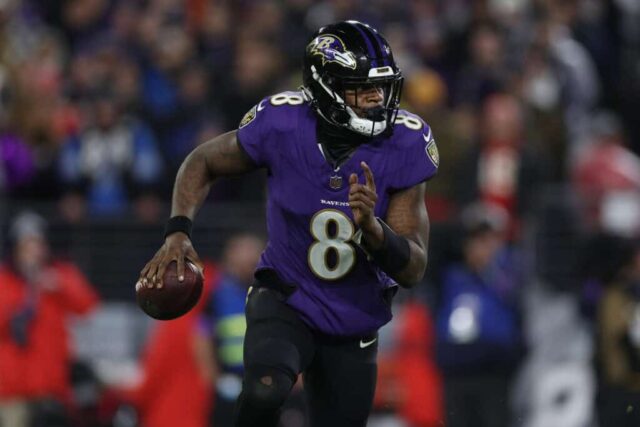 BALTIMORE, MARYLAND - 28 DE JANEIRO: Lamar Jackson # 8 do Baltimore Ravens corre com a bola contra o Kansas City Chiefs no jogo do campeonato AFC no M&T Bank Stadium em 28 de janeiro de 2024 em Baltimore, Maryland. 