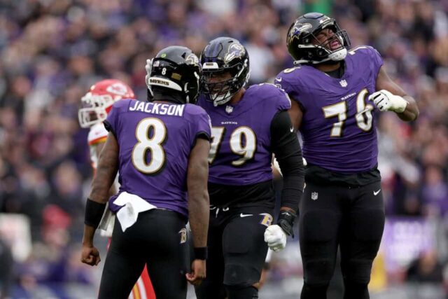 BALTIMORE, MARYLAND - 28 DE JANEIRO: Lamar Jackson # 8 do Baltimore Ravens comemora com companheiros de equipe depois de lançar um passe para touchdown contra o Kansas City Chiefs durante o primeiro quarto do AFC Championship Game no M&T Bank Stadium em 28 de janeiro de 2024 em Baltimore, Maryland . 