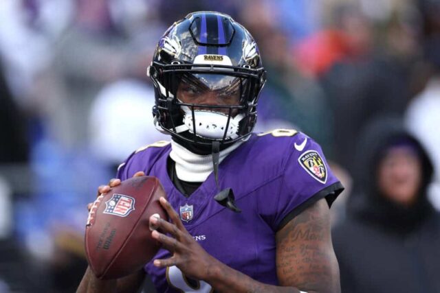 BALTIMORE, MARYLAND - 20 DE JANEIRO: Lamar Jackson # 8 do Baltimore Ravens se aquece antes do jogo do AFC Divisional Playoff contra o Houston Texans no M&T Bank Stadium em 20 de janeiro de 2024 em Baltimore, Maryland