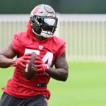 TAMPA, FLÓRIDA - 11 DE JUNHO: Lavonte David # 54 do Tampa Bay Buccaneers corre com a bola durante o Minicamp obrigatório dos Buccaneers no AdventHealth Training Center em 11 de junho de 2024 em Tampa, Flórida.