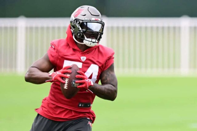 TAMPA, FLÓRIDA - 11 DE JUNHO: Lavonte David # 54 do Tampa Bay Buccaneers corre com a bola durante o Minicamp obrigatório dos Buccaneers no AdventHealth Training Center em 11 de junho de 2024 em Tampa, Flórida.