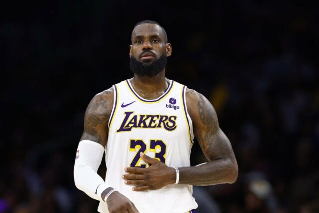 LOS ANGELES, CALIFÓRNIA - 27 DE ABRIL: LeBron James # 23 do Los Angeles Lakers durante o quarto jogo dos playoffs da primeira rodada da Conferência Oeste na Crypto.com Arena em 27 de abril de 2024 em Los Angeles, Califórnia. NOTA AO USUÁRIO: O usuário reconhece e concorda expressamente que, ao baixar e/ou usar esta fotografia, o usuário concorda com os termos e condições do Contrato de Licença da Getty Images