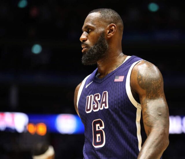 LONDRES, INGLATERRA - 20 DE JULHO: LeBron James dos EUA durante a partida 2024 USA Basketball Showcase entre EUA e Sudão do Sul na Arena O2 em 20 de julho de 2024 em Londres, Inglaterra.