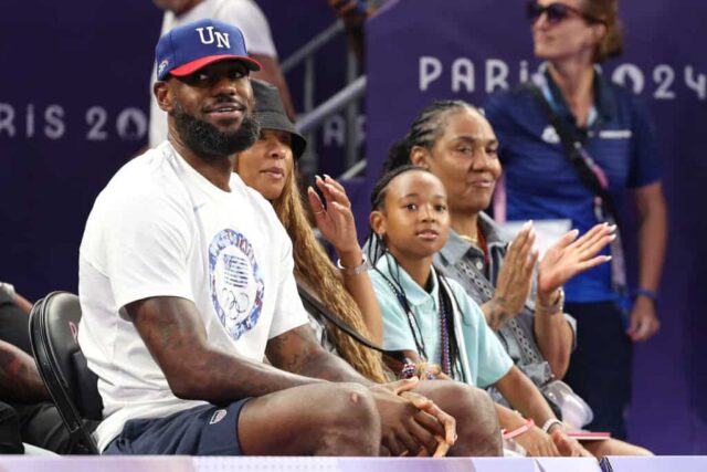 PARIS, FRANÇA - 01 DE AGOSTO: O jogador de basquete LeBron James, da equipe dos Estados Unidos, observa durante um jogo de basquete feminino 3x3 entre os Estados Unidos e a Espanha no sexto dia dos Jogos Olímpicos Paris 2024 na Esplanade Des Invalides em 01 de agosto de 2024 em Paris, França.