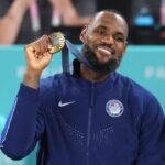 PARIS, FRANÇA - 10 DE AGOSTO: LeBron James nº 6 da equipe dos Estados Unidos comemora no pódio durante a cerimônia de medalha do basquete masculino no décimo quinto dia dos Jogos Olímpicos Paris 2024 na Bercy Arena em 10 de agosto de 2024 em Paris, França.