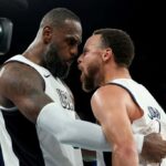 PARIS, FRANÇA - 08 DE AGOSTO: Lebron James nº 6 e Stephen Curry nº 4 da equipe dos Estados Unidos comemoram após a vitória de sua equipe contra a equipe da Sérvia durante uma partida das semifinais de basquete masculino entre a equipe dos Estados Unidos e a equipe da Sérvia no décimo terceiro dia dos Jogos Olímpicos de Paris 2024 na Bercy Arena em 8 de agosto de 2024 em Paris, França.