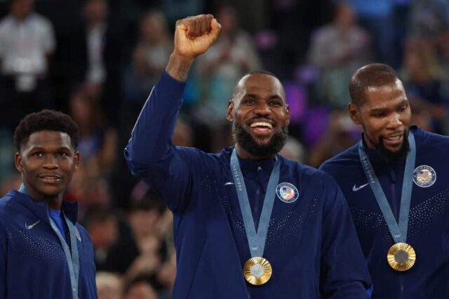 PARIS, FRANÇA - 10 DE AGOSTO: O medalhista de ouro LeBron James nº 6 da equipe dos Estados Unidos comemora no pódio durante a cerimônia de medalha do basquete masculino no décimo quinto dia dos Jogos Olímpicos Paris 2024 na Bercy Arena em 10 de agosto de 2024 em Paris, França.