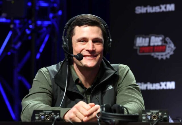 LAS VEGAS, NEVADA - 08 DE FEVEREIRO: Luke Kuechly fala no SiriusXM no Super Bowl LVIII em 8 de fevereiro de 2024 em Las Vegas, Nevada.