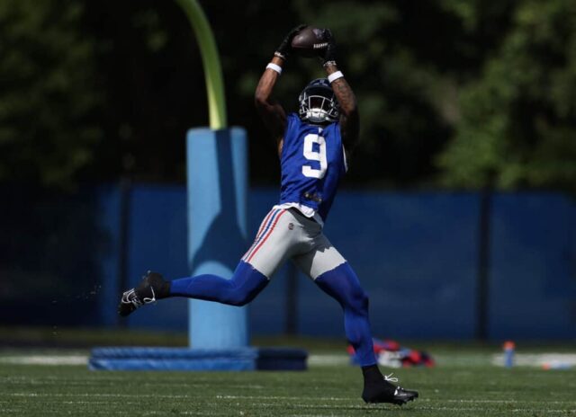 EAST RUTHERFORD, NOVA JERSEY - 30 DE MAIO: Malik Nabers # 9 do New York Giants faz uma pegadinha durante os treinos fora de temporada da OTA no NY Giants Quest Diagnostics Training Center em 30 de maio de 2024 em East Rutherford, Nova Jersey.