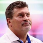 GLENDALE, ARIZONA - SETEMBRO 08: O ex-jogador da NFL e atual locutor esportivo Mark Schlereth está em campo durante o jogo da NFL entre o Arizona Cardinals e o Detroit Lions no State Farm Stadium em 08 de setembro de 2019 em Glendale, Arizona.