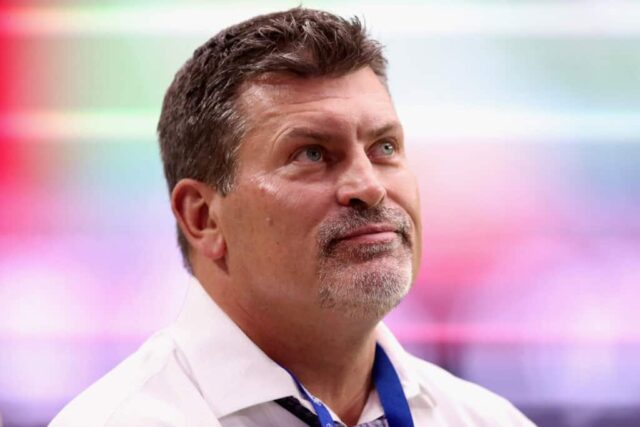 GLENDALE, ARIZONA - SETEMBRO 08: O ex-jogador da NFL e atual locutor esportivo Mark Schlereth está em campo durante o jogo da NFL entre o Arizona Cardinals e o Detroit Lions no State Farm Stadium em 08 de setembro de 2019 em Glendale, Arizona.