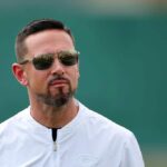 GREEN BAY, WISCONSIN - 04 DE JUNHO: O técnico Matt LaFleur do Green Bay Packers assiste à ação durante o Minicamp do Green Bay Packers no Ray Nitschke Field em 04 de junho de 2024 em Green Bay, Wisconsin.