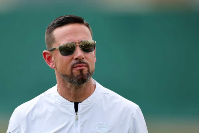 GREEN BAY, WISCONSIN - 04 DE JUNHO: O técnico Matt LaFleur do Green Bay Packers assiste à ação durante o Minicamp do Green Bay Packers no Ray Nitschke Field em 04 de junho de 2024 em Green Bay, Wisconsin.