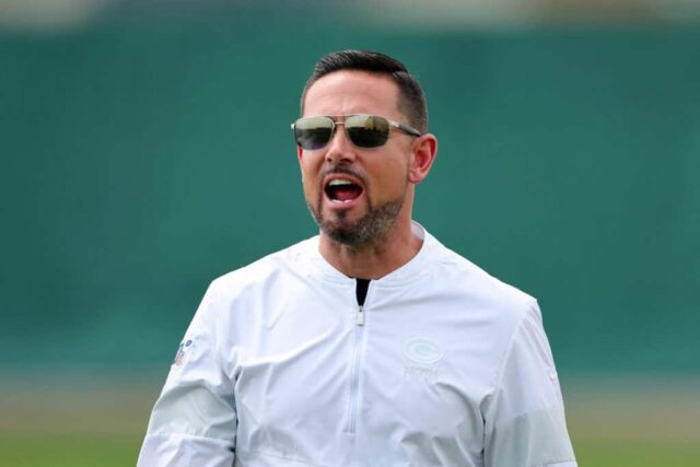 GREEN BAY, WISCONSIN - 04 DE JUNHO: O técnico Matt LaFleur do Green Bay Packers assiste à ação durante o Minicamp do Green Bay Packers no Ray Nitschke Field em 04 de junho de 2024 em Green Bay, Wisconsin. 