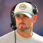 O técnico Matt LaFleur do Green Bay Packers enfrenta o Chicago Bears durante o primeiro tempo no Soldier Field em 10 de setembro de 2023 em Chicago, Illinois.